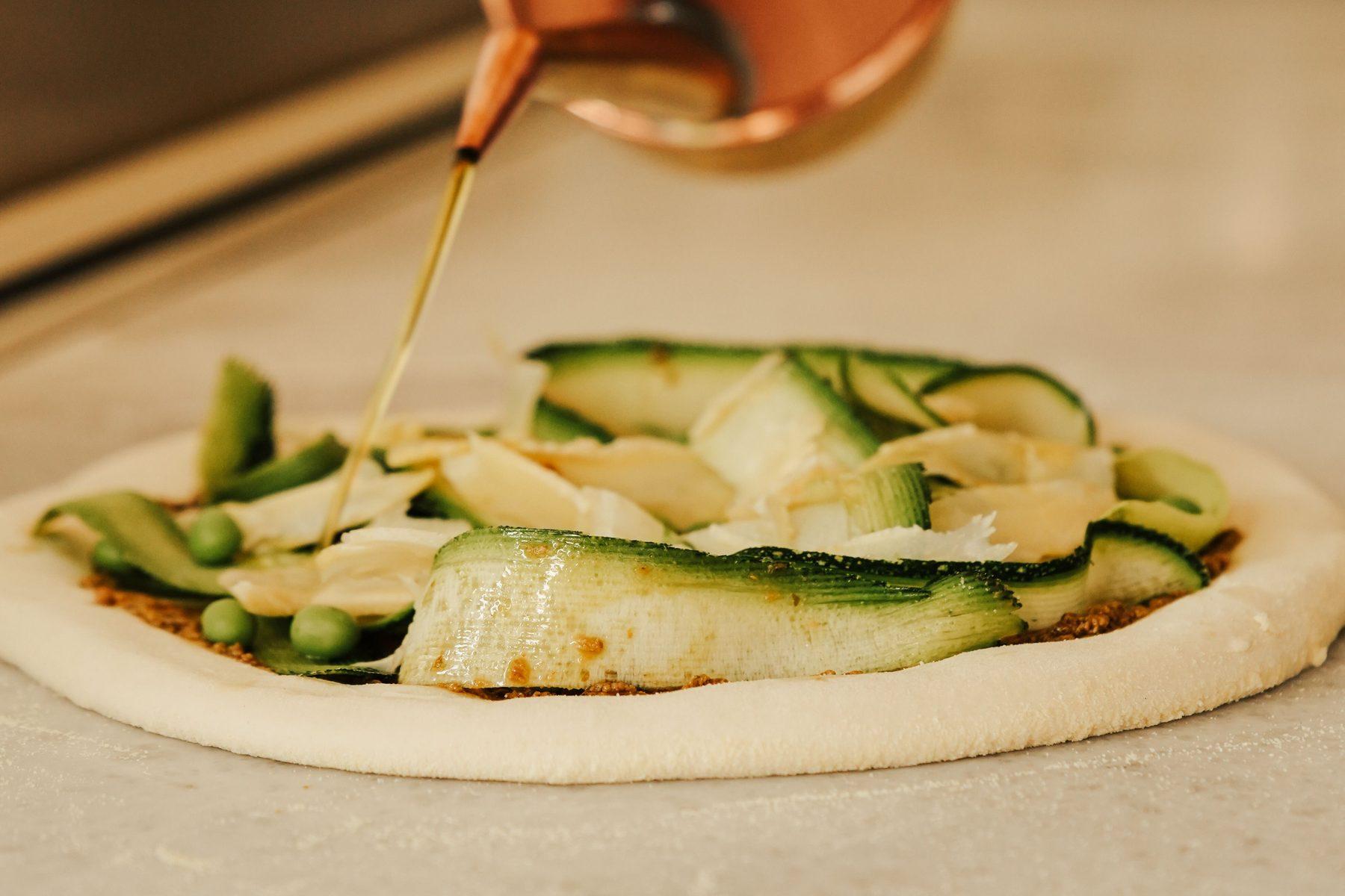 Pizza Bianca mit Zucchini, Erbsen und Pistazien-Pesto