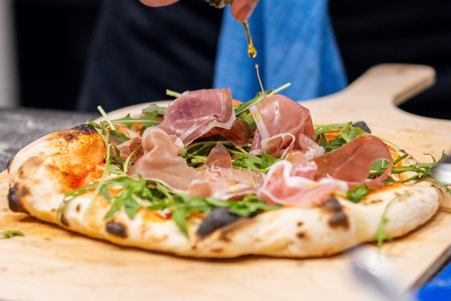 Pizza mit Prosciutto, Rucola und Fuente Ribera